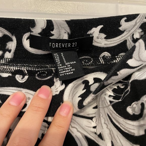 Forever 21 Patterned Peplum mini skirt - Picture 3 of 4